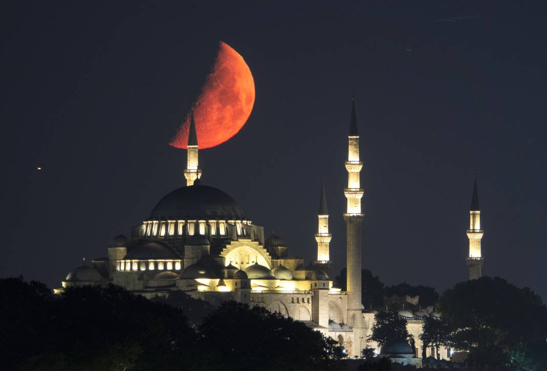 İstanbul'un muhteşem eserine Ay eşlik etti - Resim: 8